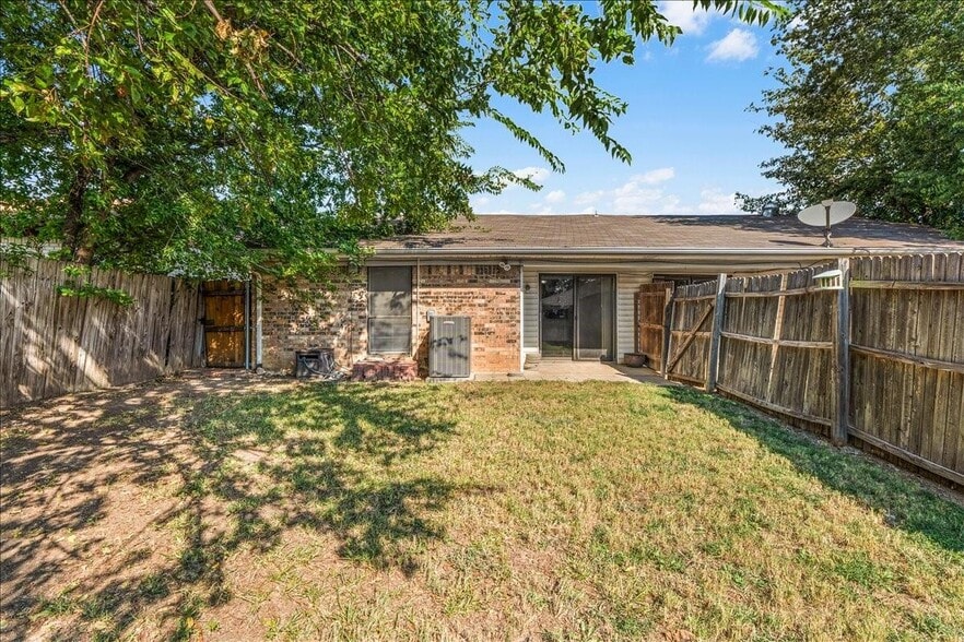More Photos Of 6817-6819 W Cleburne Rd, Fort Worth Specialty For Sale