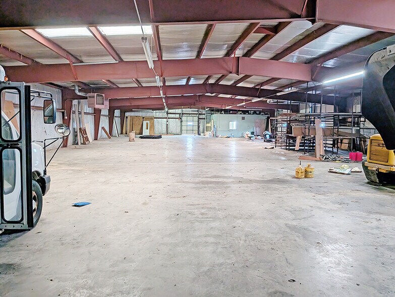 More Photos Of 900 S 45th St, Mount Vernon Flex For Lease