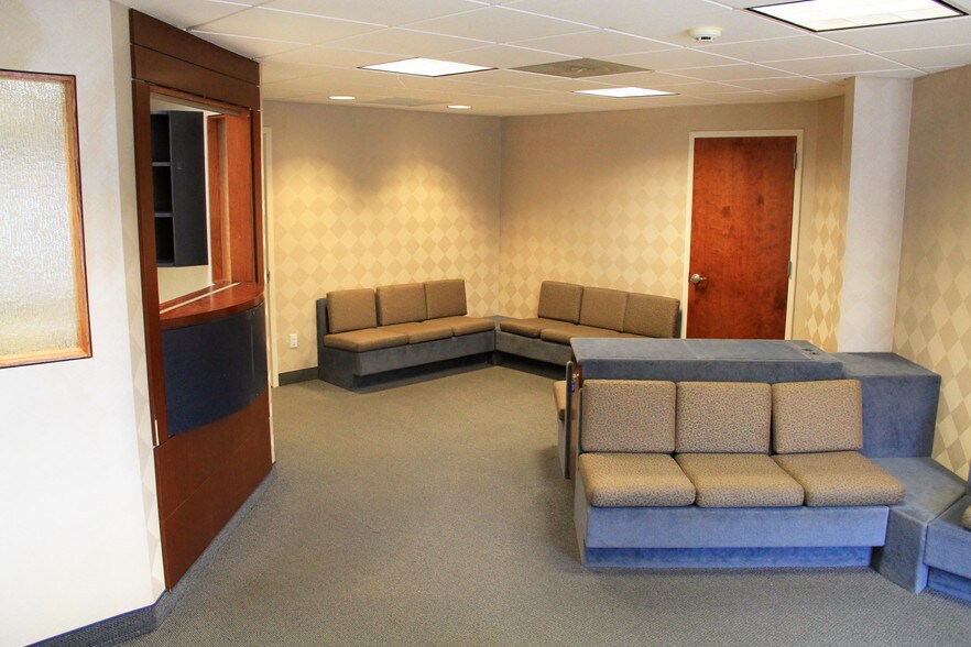 More Photos Of 300 E Main St, Smithtown Medical For Lease