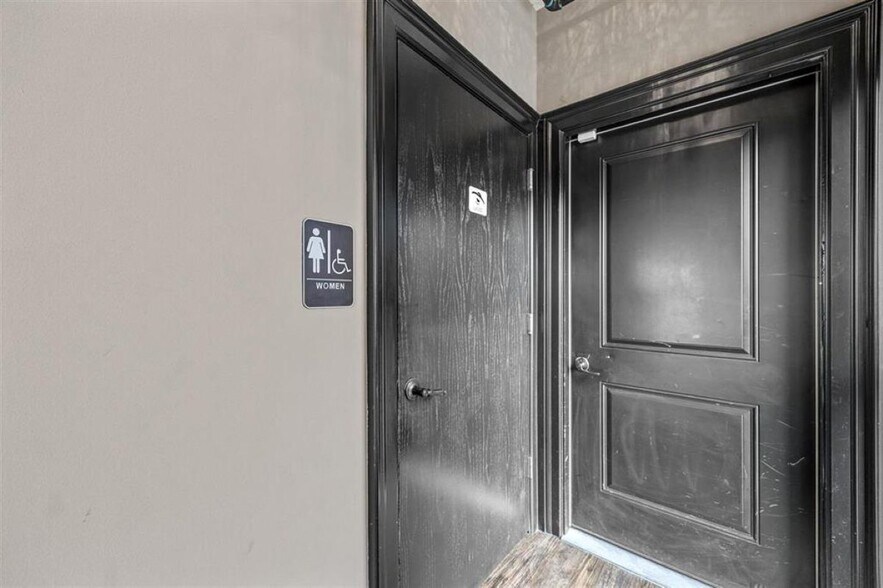 More Photos Of 1010 Martin St, Iowa City Office For Sale