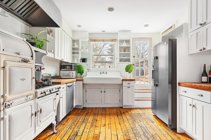 More Photos Of 62 Grand St, Brooklyn Storefront Retail Residential For Sale