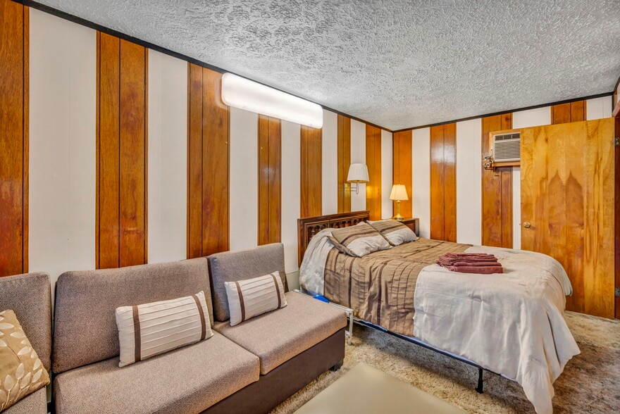 More Photos Of 44077 Oberlin Elyria Rd, Oberlin Hotel For Sale