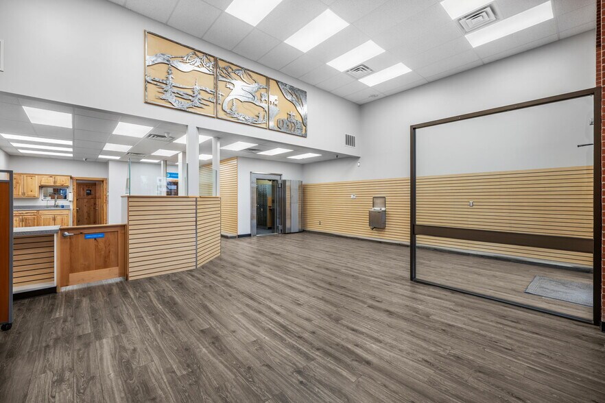 More Photos Of 639 Morgan St, Davenport Bank For Lease