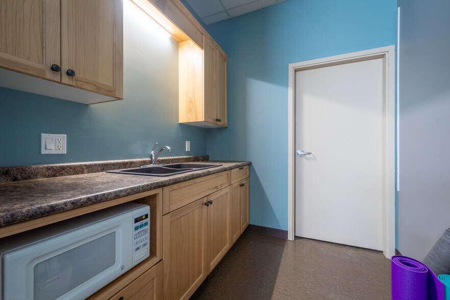 More Photos Of 5007 50 St, Lloydminster Office For Sale