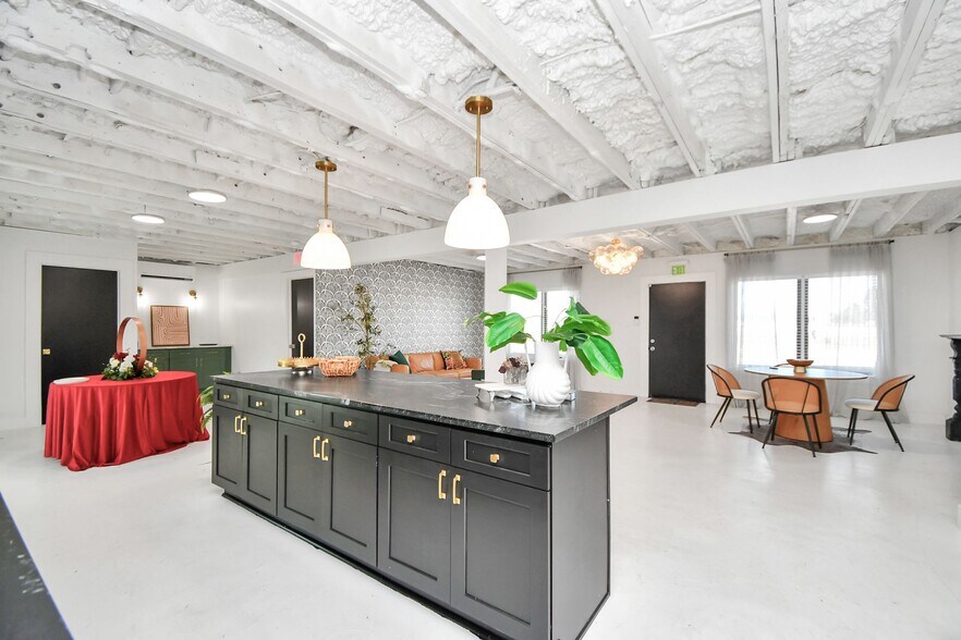 More Photos Of 11605 W Hardy Rd, Houston Storefront Retail Office For Sale