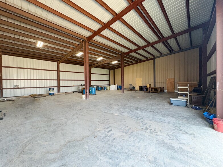 More Photos Of 6650 W Bay Rd, Baytown Warehouse For Lease