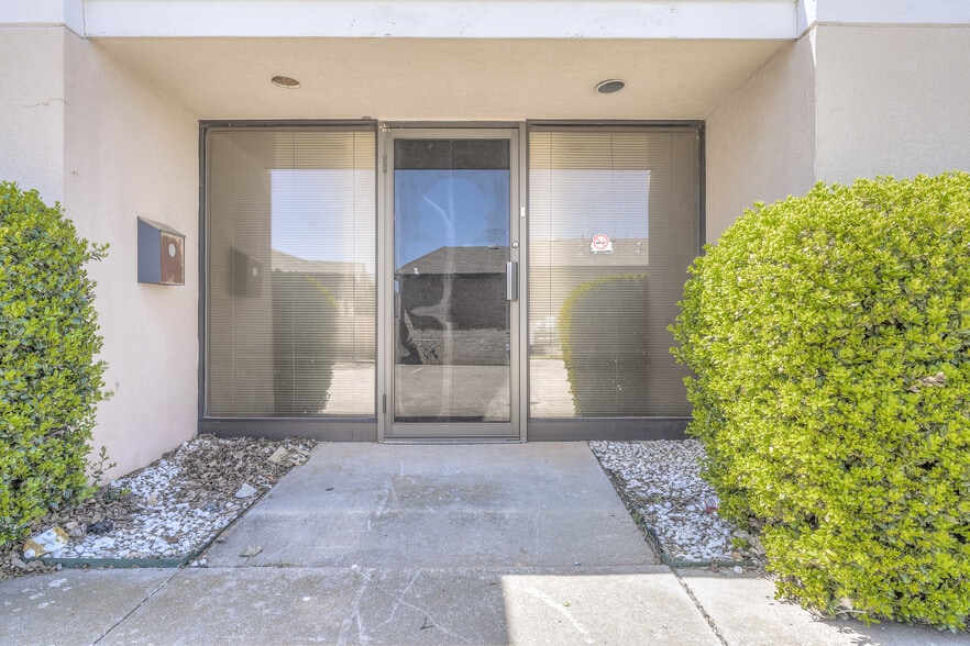 Primary Photo Of 7814 NW 94th St, Oklahoma City Office For Sale