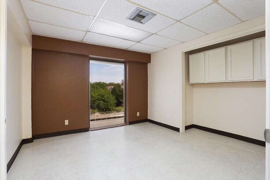 More Photos Of 4139 Gardendale St, San Antonio Office For Sale