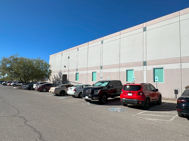 More Photos Of 10365 Railroad Dr, El Paso Warehouse For Lease