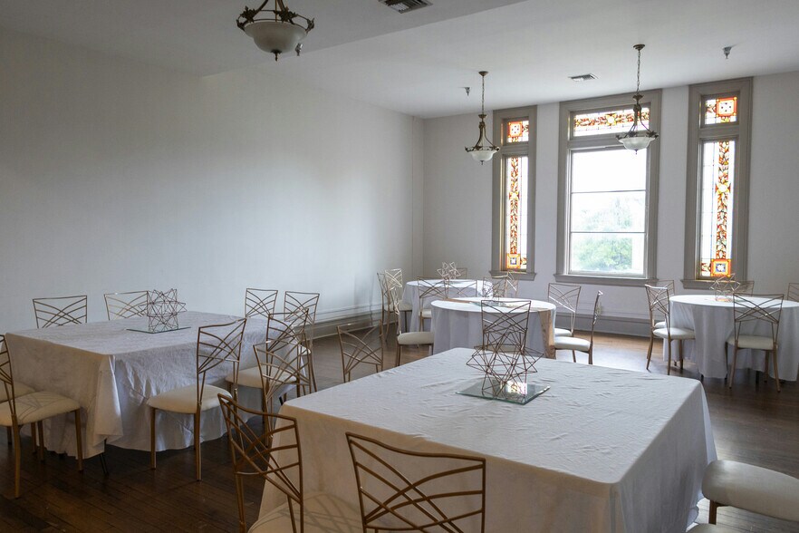 More Photos Of 1111 W 39th St, Kansas City Office For Lease