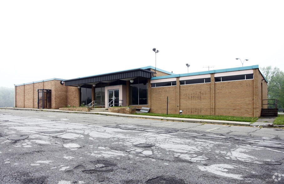 Primary Photo Of 7325 Warren Sharon Rd, Brookfield Freestanding For Lease