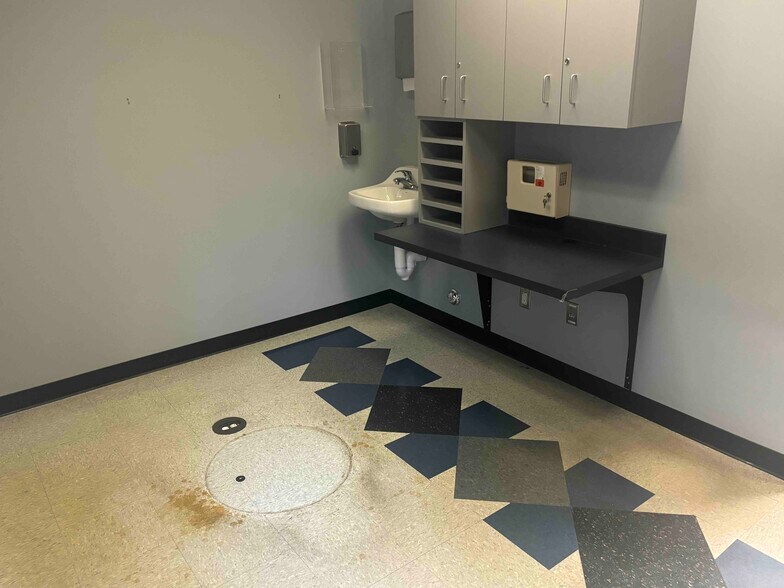 More Photos Of 1228 1st St N, Alabaster Office For Lease