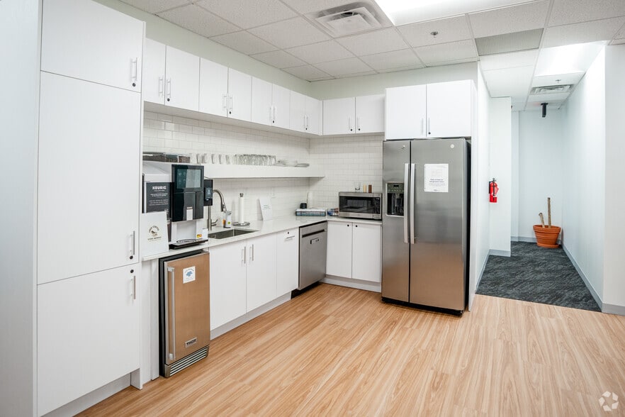 More Photos Of 8024 Glenwood Ave, Raleigh Office For Sale