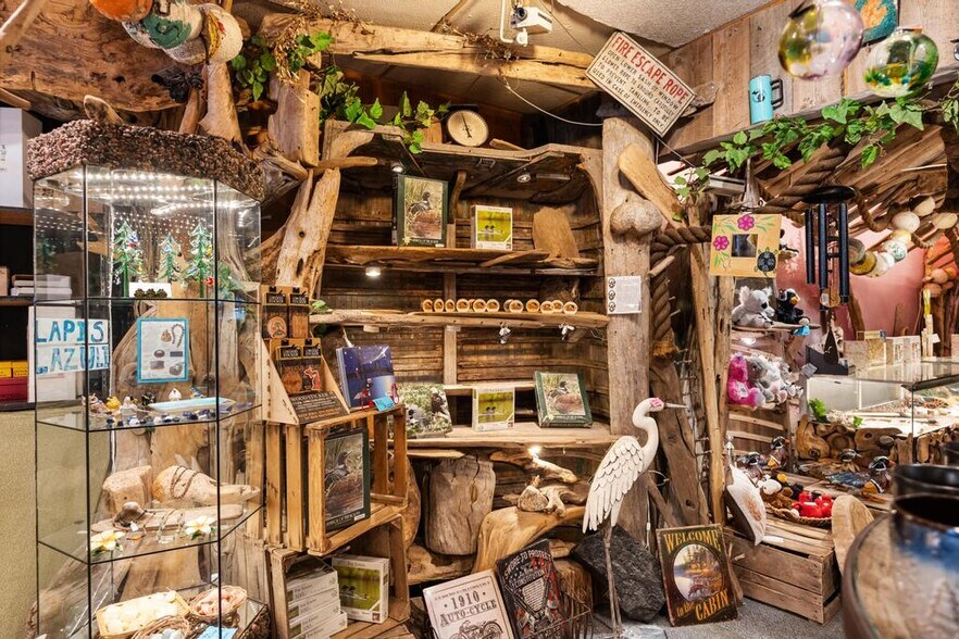 More Photos Of 311 E Central Ave, Mackinaw City Storefront For Sale