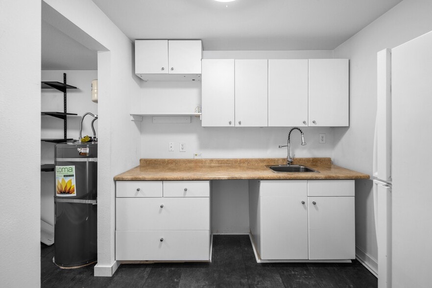 More Photos Of 605 Main St, Edmonds General Retail For Sale