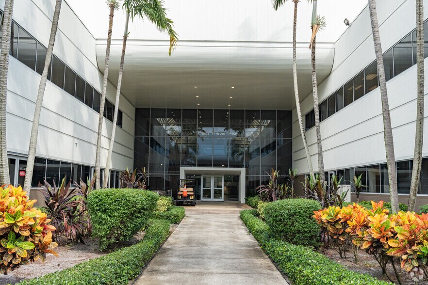 Primary Photo Of 901 Yamato Rd, Boca Raton Loft Creative Space For Lease