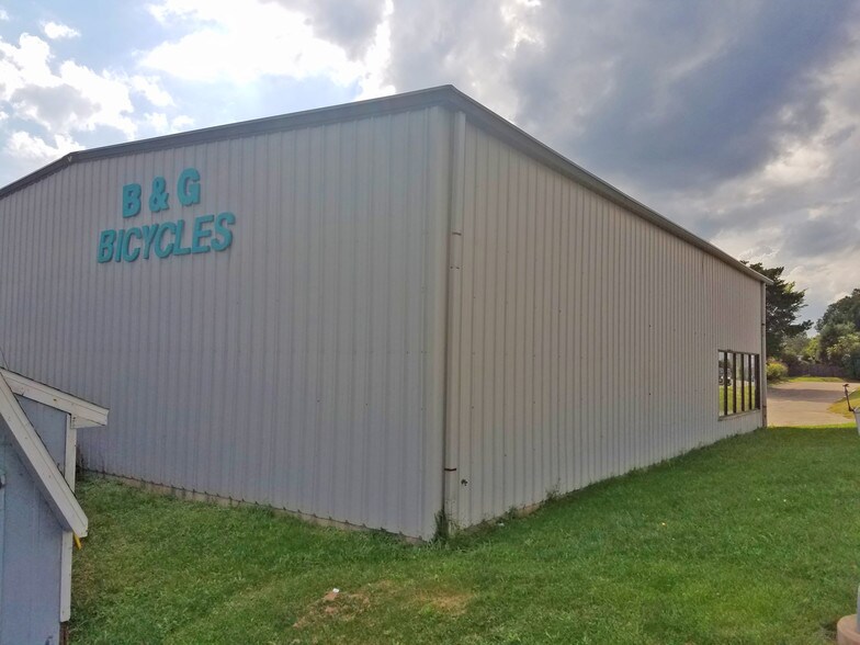 More Photos Of 131 E Rollins Rd, Round Lake Beach Freestanding For Sale