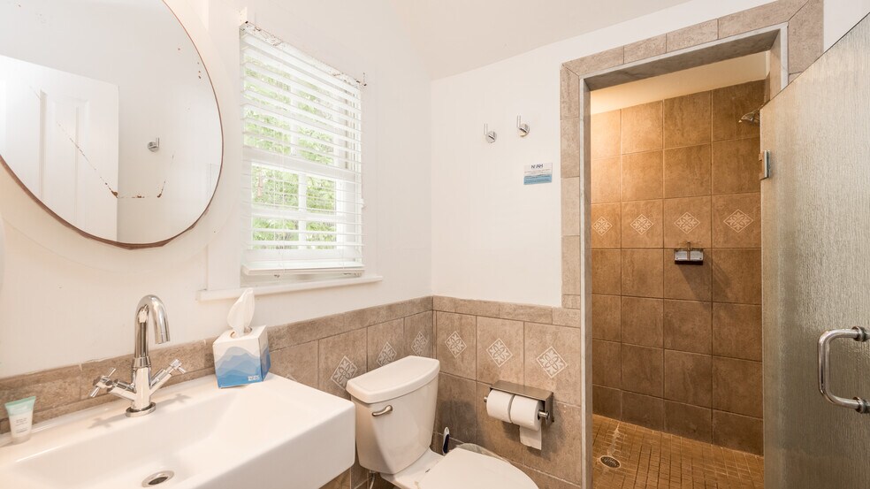 More Photos Of 823 Fleming St, Key West Hotel For Sale