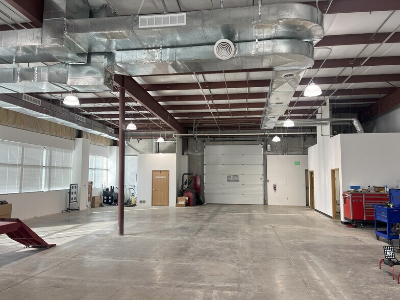 More Photos Of 10500-10580 Justin Dr, Urbandale Flex For Lease