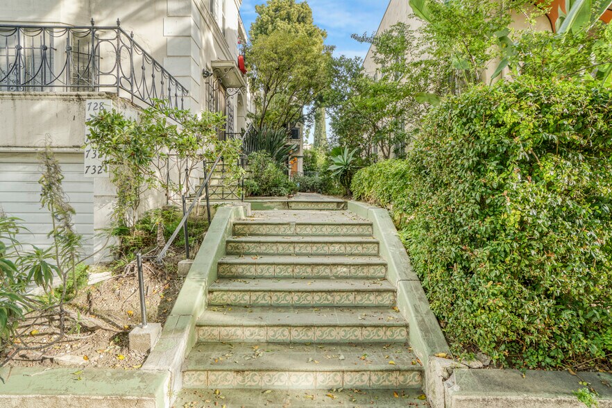 More Photos Of 728 S Genesee Ave, Los Angeles Apartments For Sale