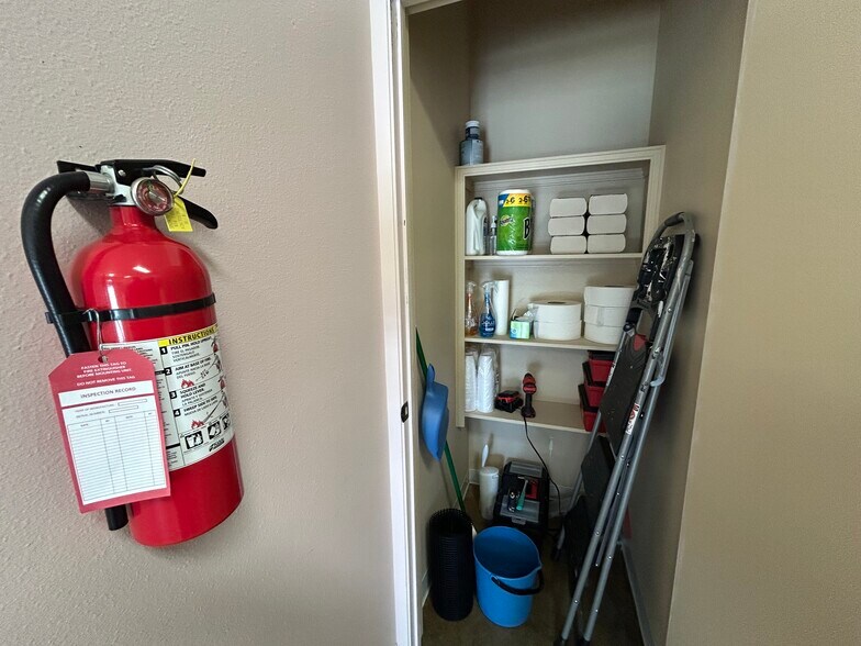 More Photos Of 140 AN County Road 140, Palestine Flex For Sale