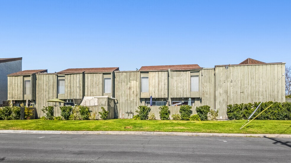 More Photos Of 11607 Acama St, Studio City Apartments For Sale