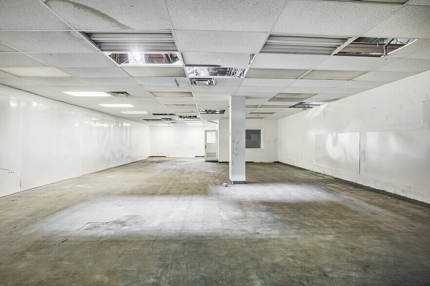 More Photos Of 386 Oakwood Rd, Huntington Station Warehouse For Sale