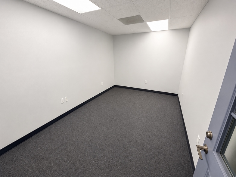 More Photos Of 6015 15th St E, Bradenton Warehouse For Lease