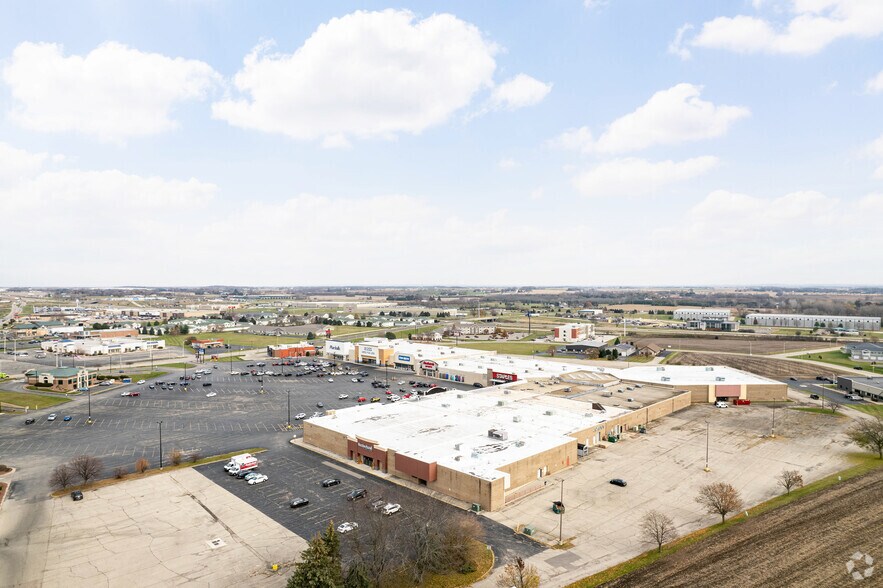 More Photos Of 1645 N Spring St, Beaver Dam Department Store For Sale