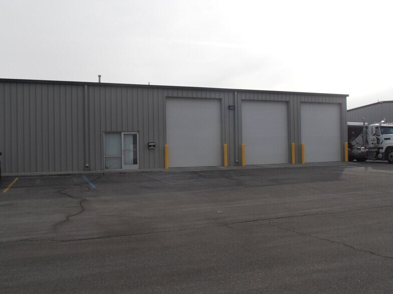 More Photos Of 9930 Express Dr, Highland Warehouse For Lease