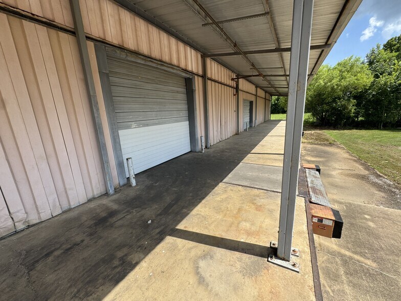 More Photos Of 556 Matthews Dr, Canton Warehouse For Lease