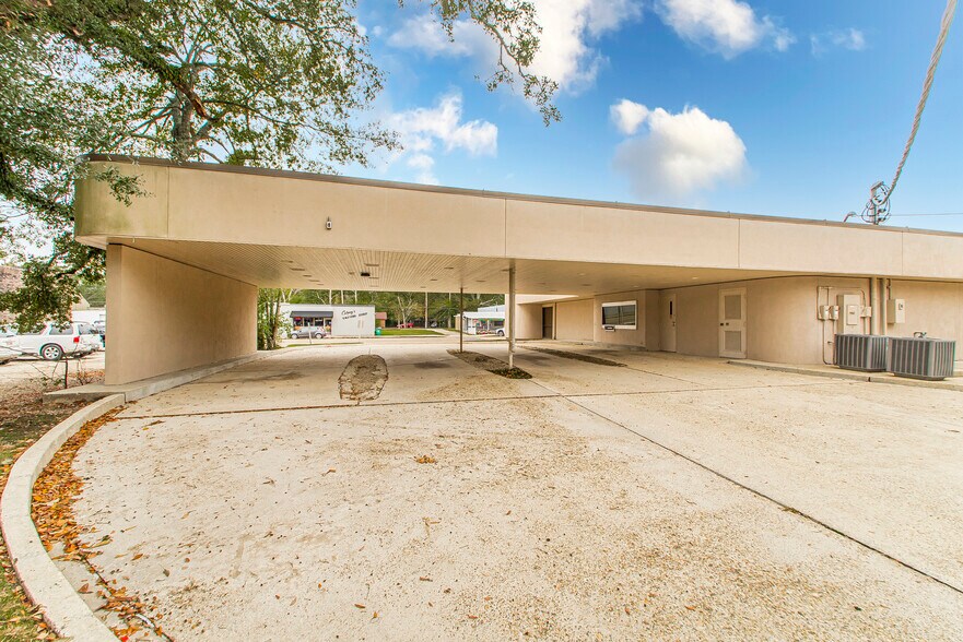 More Photos Of 724 Avenue F, Bogalusa Office For Sale
