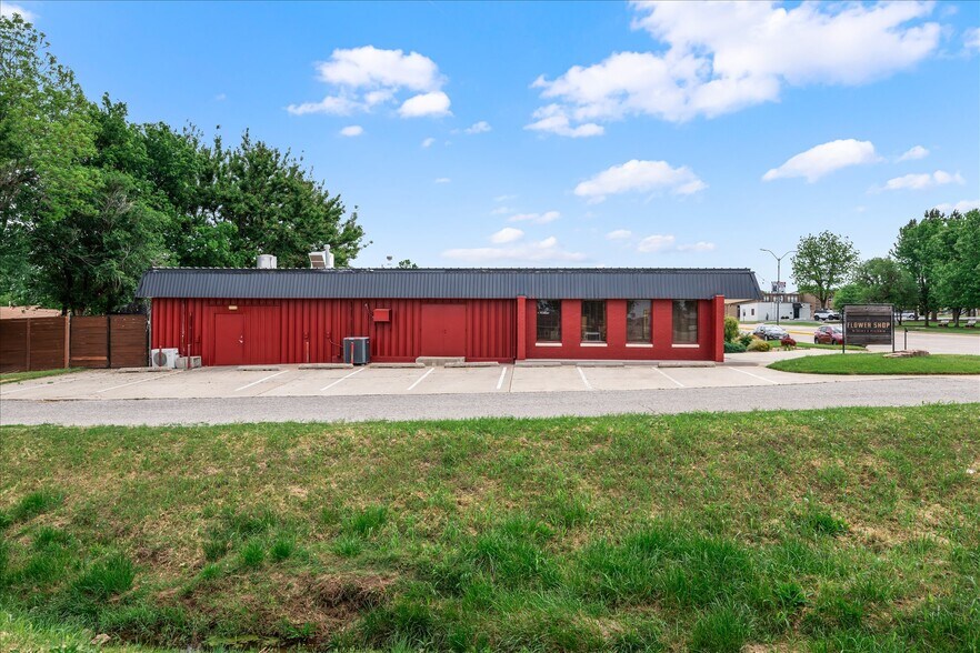 More Photos Of 629 W Main St, Yukon General Retail For Lease