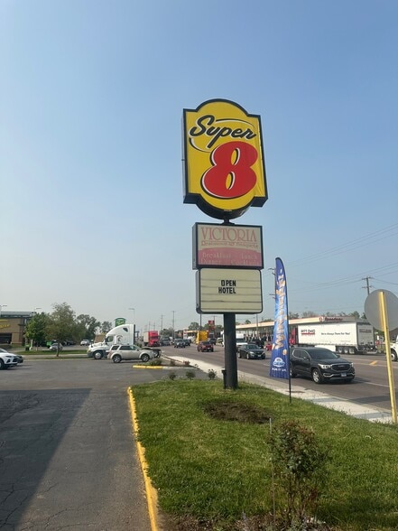 More Photos Of 2080 Mannheim Rd, Northlake Hotel For Sale