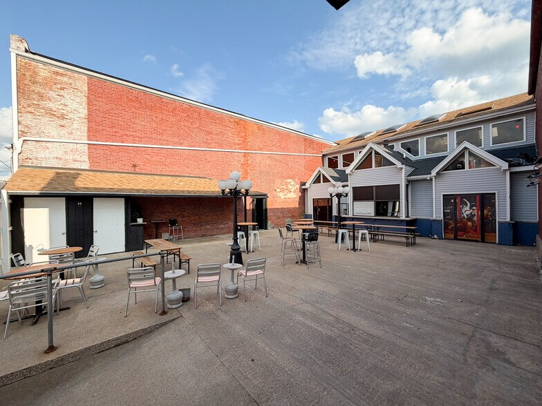 More Photos Of 906 Hampshire St, Quincy Bar For Sale