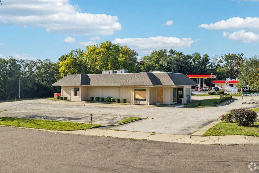 More Photos Of 2920 NE Adams St, Peoria Freestanding For Sale