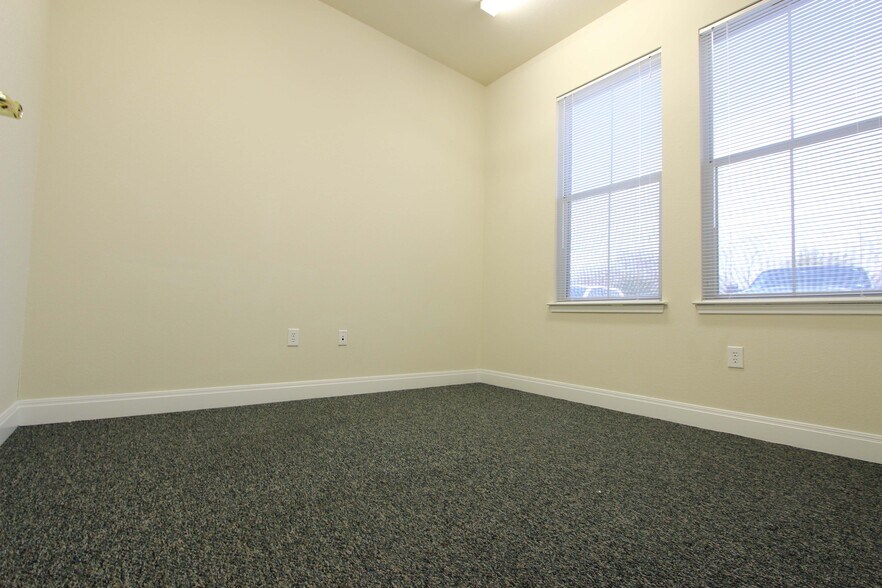 More Photos Of 1311 Chisholm Trl, Round Rock Office For Lease