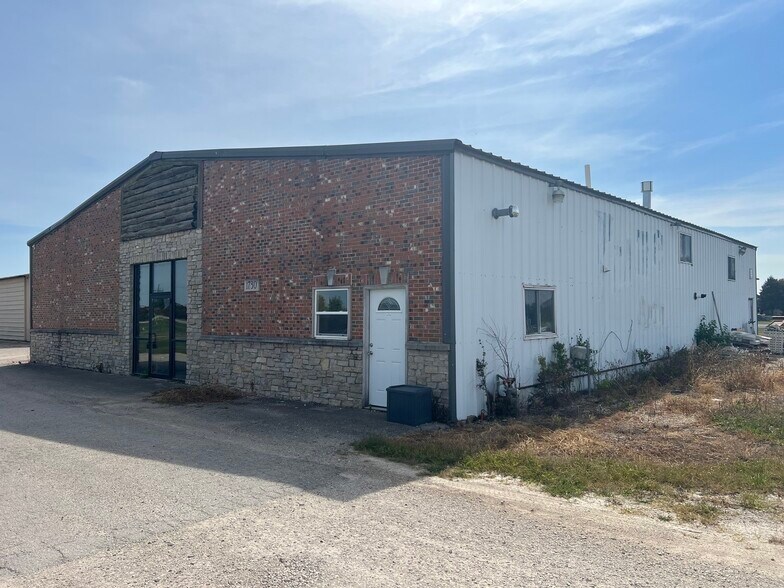 More Photos Of 1730 W Church St, Sandwich Auto Repair For Sale