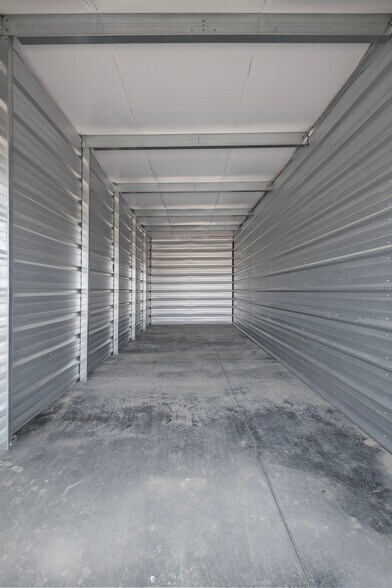 More Photos Of 2011 S Sheridan Rd, Lennon Specialty For Sale