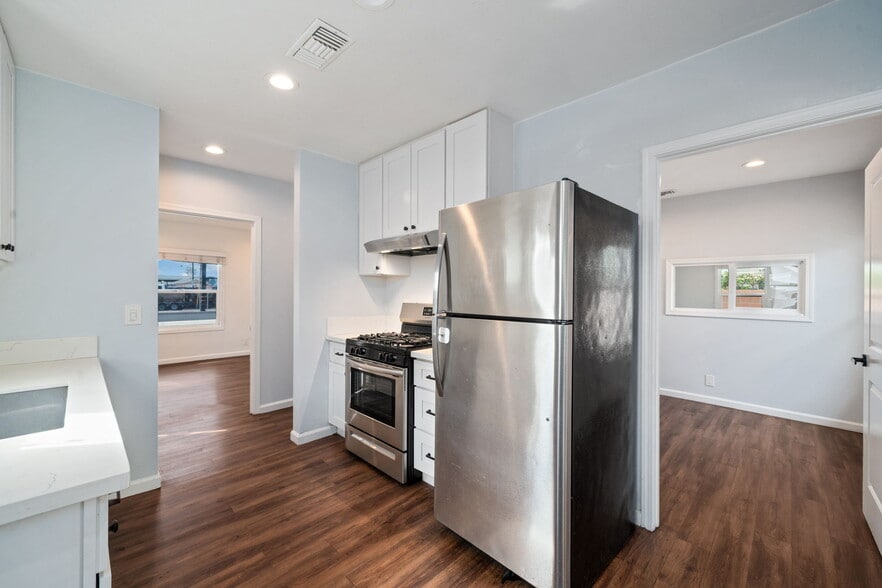 More Photos Of 2283 N Batavia St, Orange Contractor Storage Yard For Sale