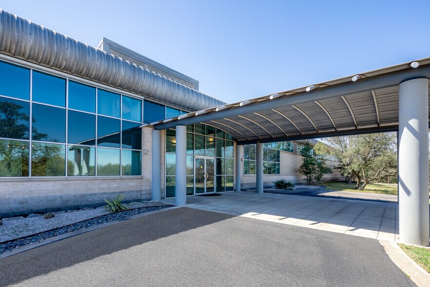 More Photos Of 15315 W Highway 71, Austin Showroom For Sale