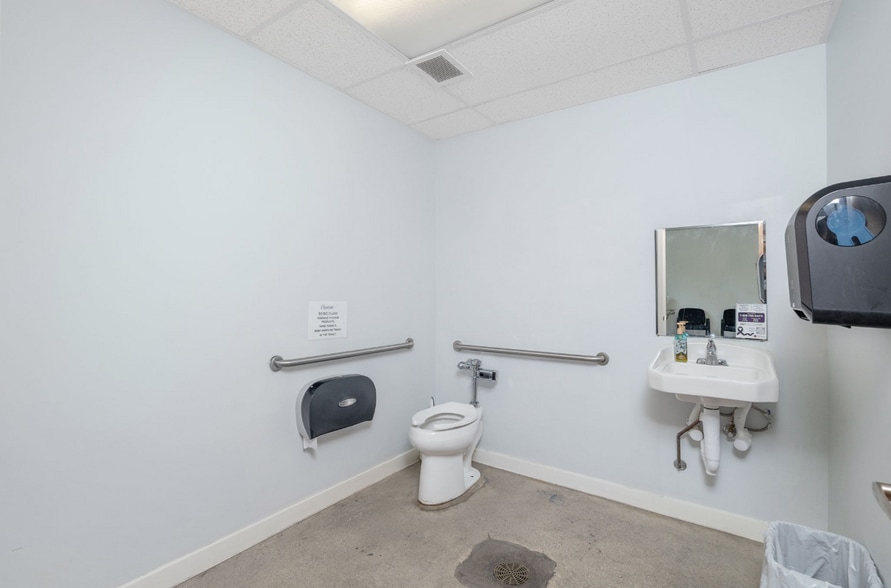 More Photos Of 3251 Harry Wurzbach Rd, San Antonio Medical For Sale