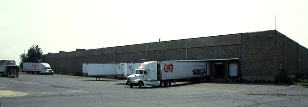 More Photos Of 11 Executive Ave, Edison Warehouse For Lease