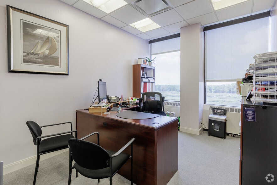 More Photos Of 1050 Wall St W, Lyndhurst Office For Lease