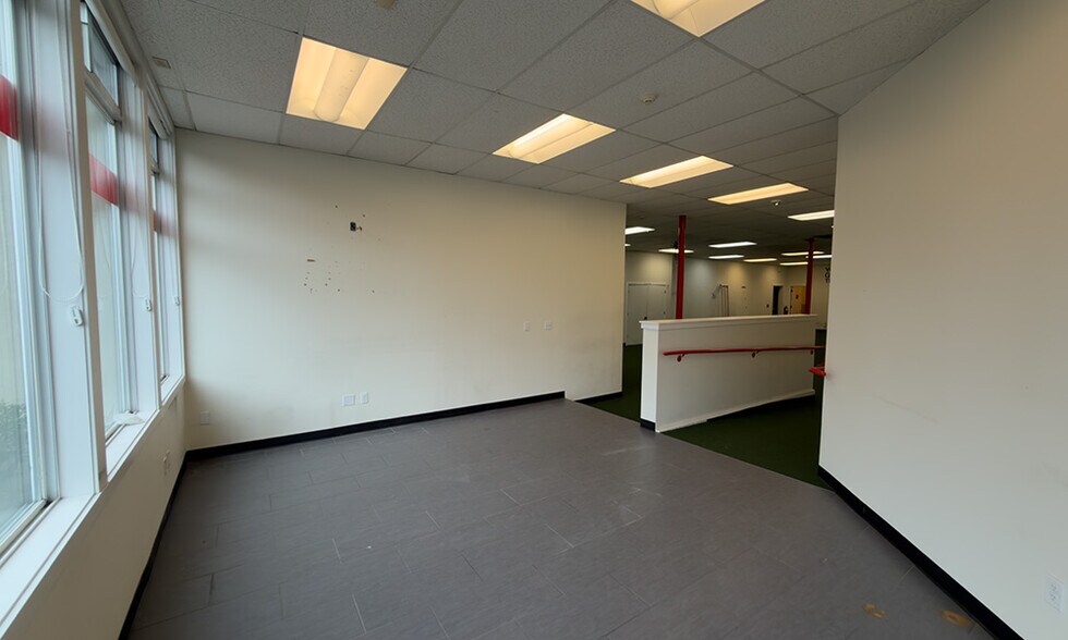 More Photos Of 10601-10607 NE 68th St, Kirkland Unknown For Lease