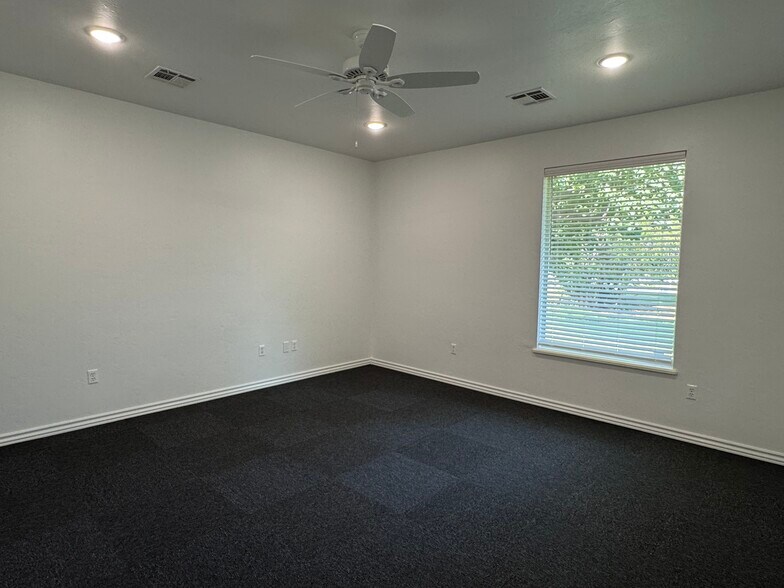 More Photos Of 817 Irish Ln, Edmond Office For Lease