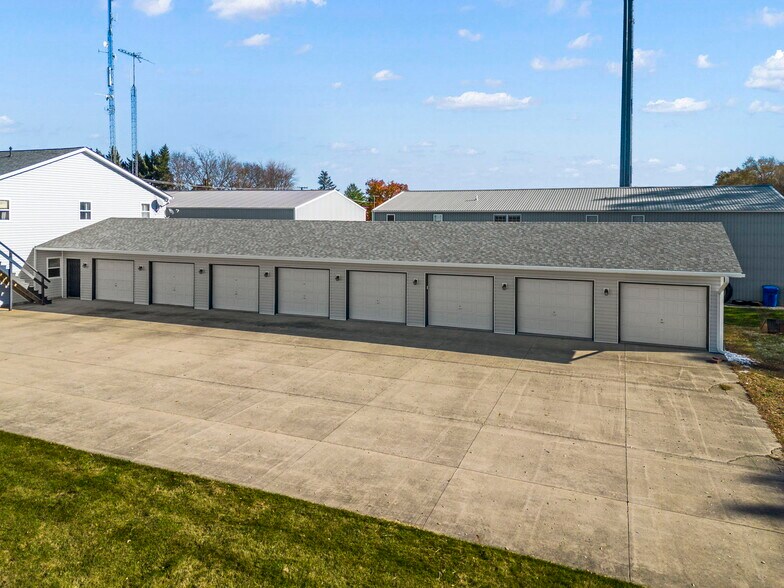 More Photos Of 645 E Lasalle St, Somonauk Showroom For Lease