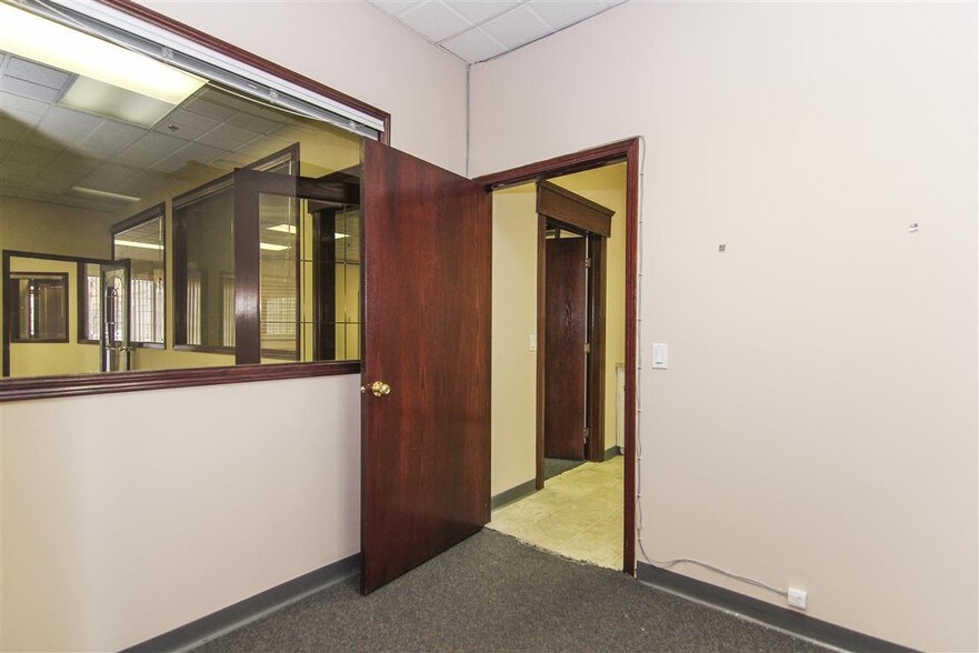 More Photos Of 1015 Centre St NW, Calgary Storefront Retail Residential For Lease