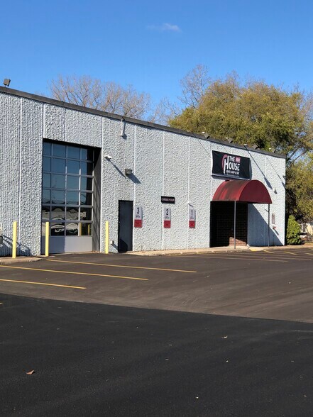 More Photos Of 300 S Owasso Blvd E, Little Canada Showroom For Lease