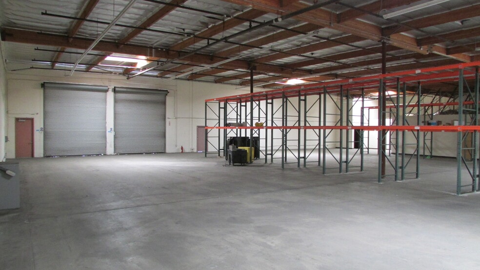 More Photos Of 1562 N Gemini Pl, Anaheim Warehouse For Lease